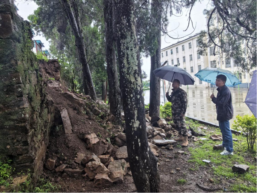 甲寅鎮(zhèn)迅速行動(dòng)應(yīng)對(duì)強(qiáng)暴雨災(zāi)害 全力保障群眾生命財(cái)產(chǎn)安全